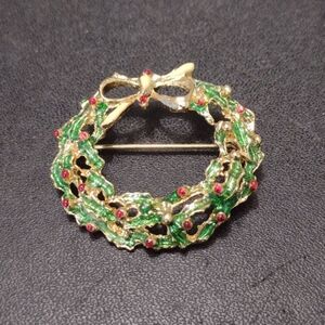 Vintage gold tone wreath brooch